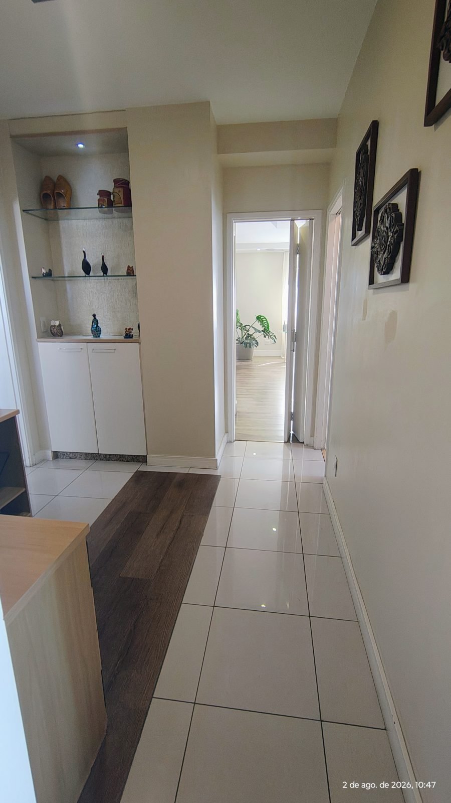 Corredor intimo com nicho iluminado — apartamento de 170 m² no Vila Imperial Ipiranga