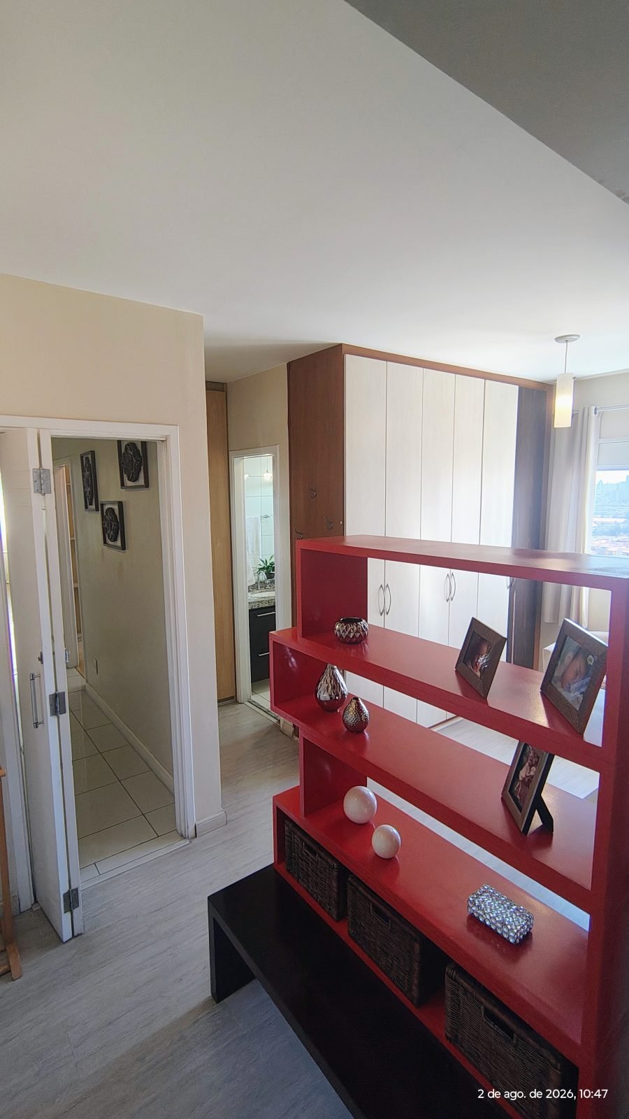 Suite com estante divisoria — apartamento de 170 m² no Vila Imperial Ipiranga