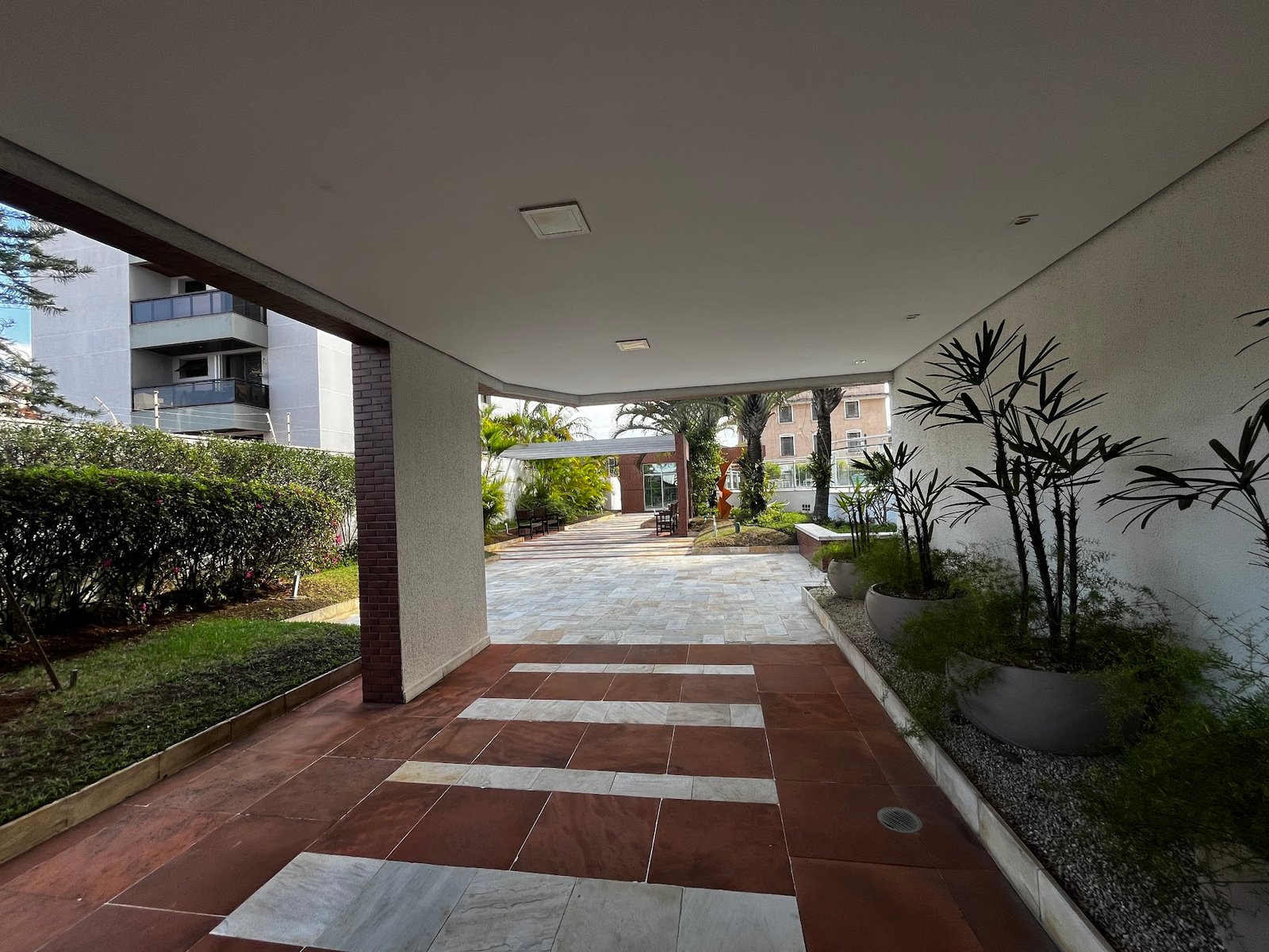 Acesso coberto e jardim do Condomínio Independenza Ipiranga