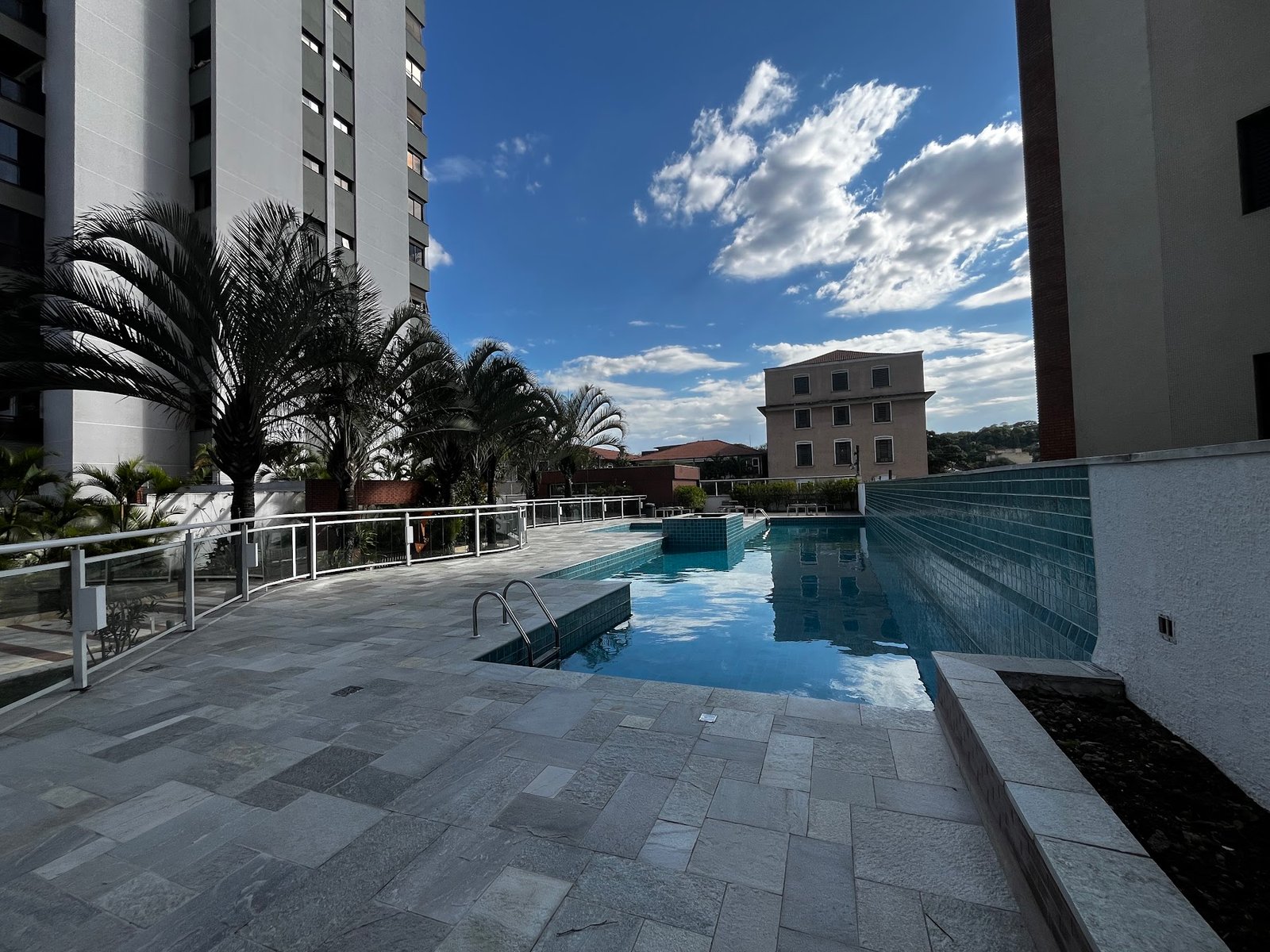 Piscina e deck do Condomínio Independenza Ipiranga