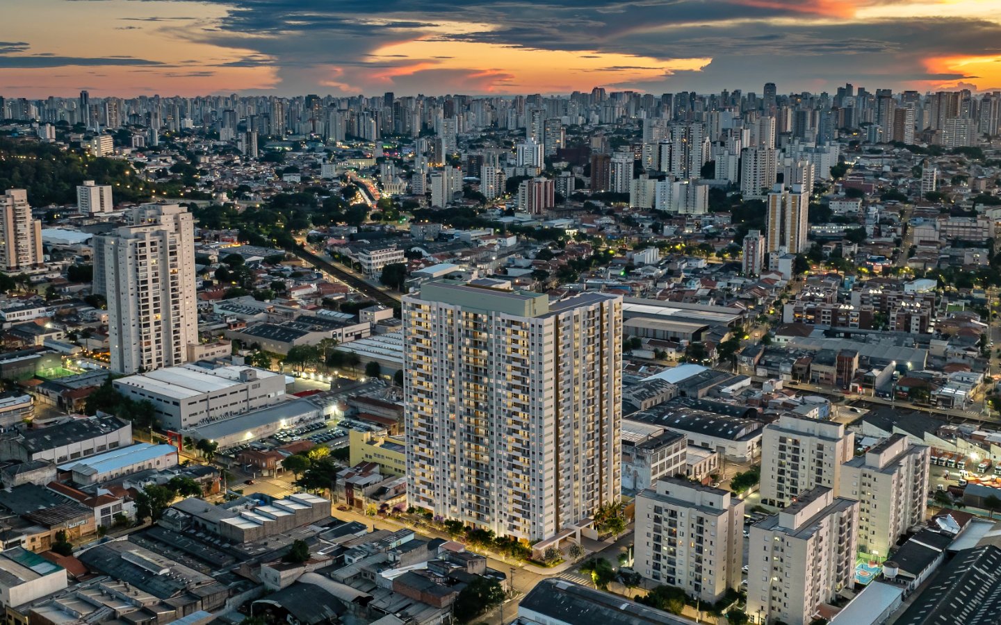 Perspectiva aérea noturna do Mérito Ipiranga inserido na malha urbana do bairro