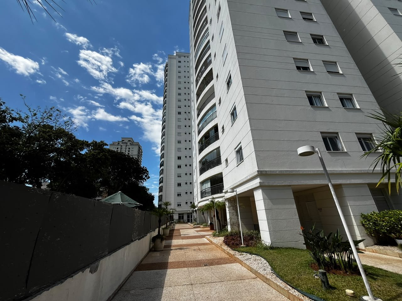 Torre de 22 andares do Condomínio Vila Imperial Ipiranga vista do acesso interno