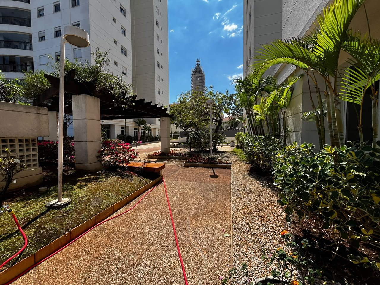 Caminho arborizado com pergolado no Condomínio Vila Imperial Ipiranga