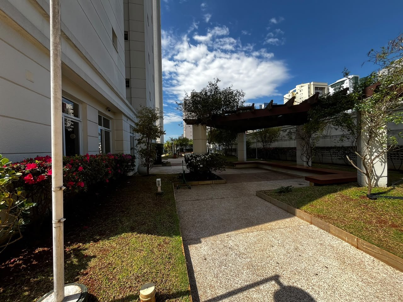 Pergolado de madeira e jardim interno do Vila Imperial Ipiranga