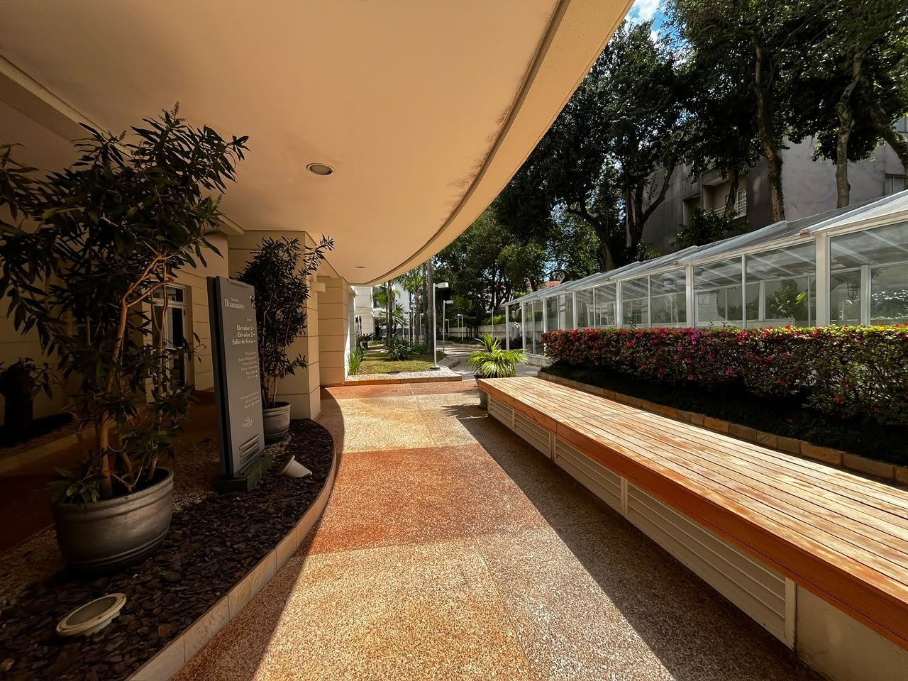 Deck de madeira e área de convivência do Vila Imperial Ipiranga