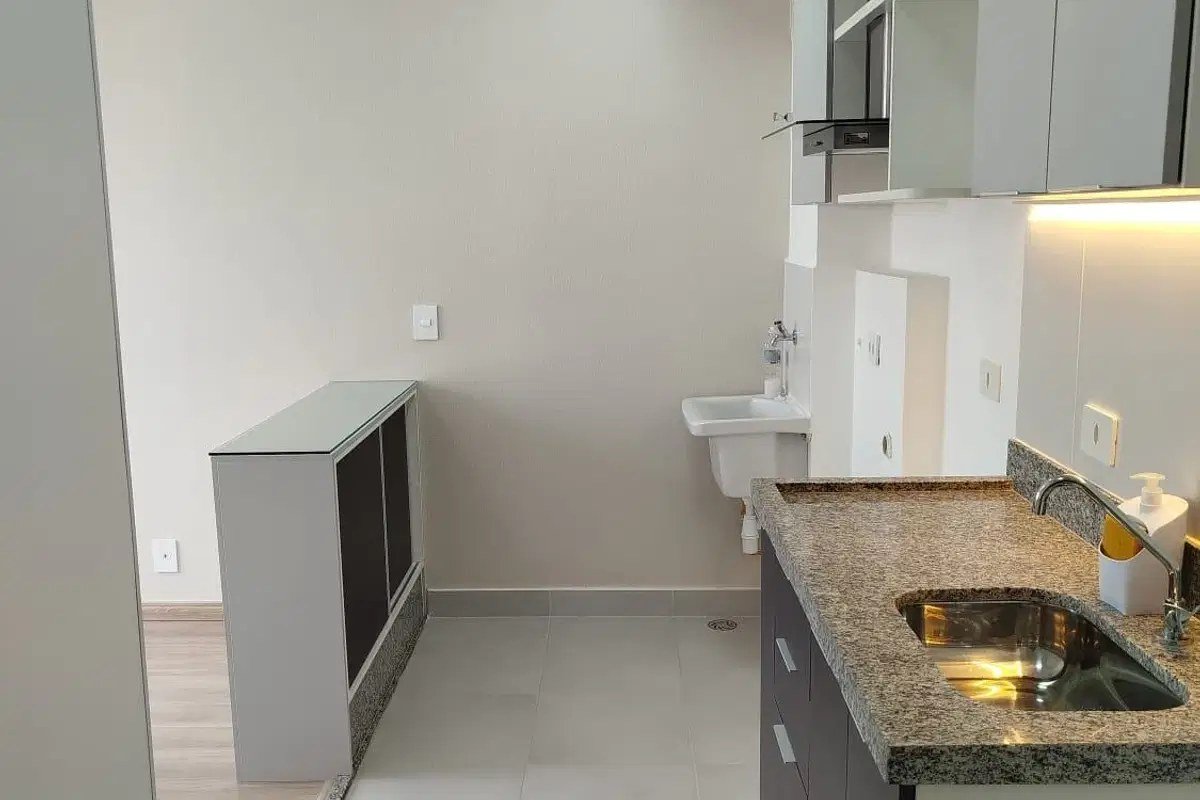 Cozinha planejada com bancada em granito no Choice Ipiranga