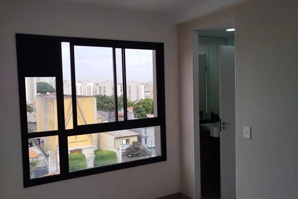 Dormitório com janela ampla no Choice Ipiranga