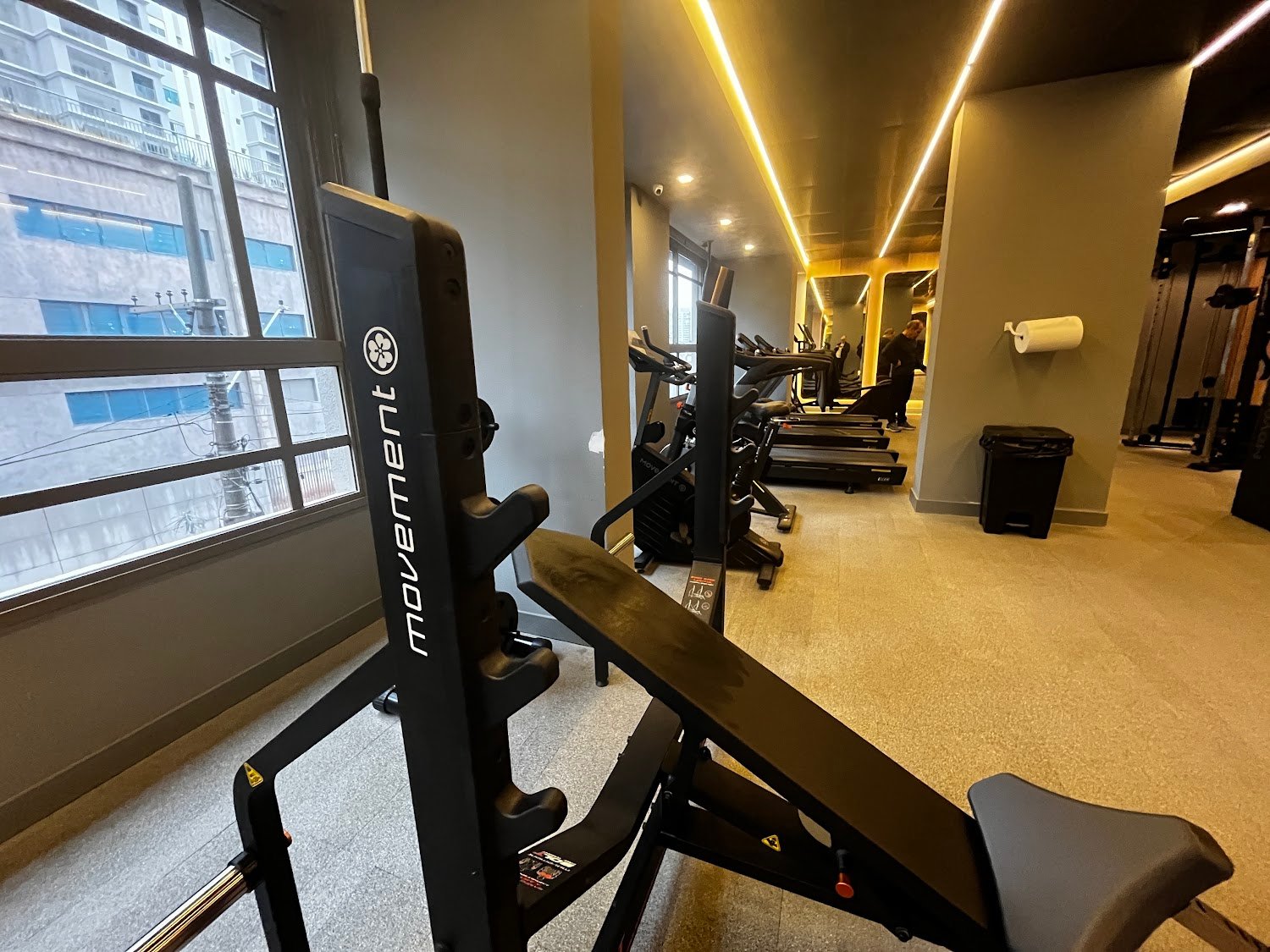 Foto real dos equipamentos e esteiras da academia do Living Heredità Alto do Ipiranga