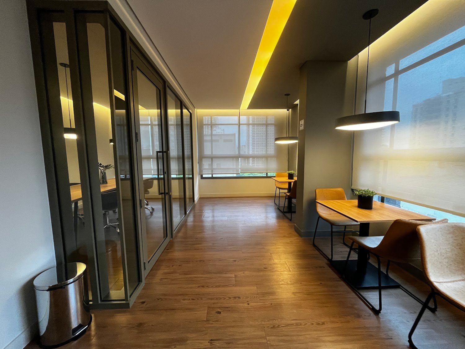 Foto real das bancadas de trabalho do coworking do Living Heredità Alto do Ipiranga