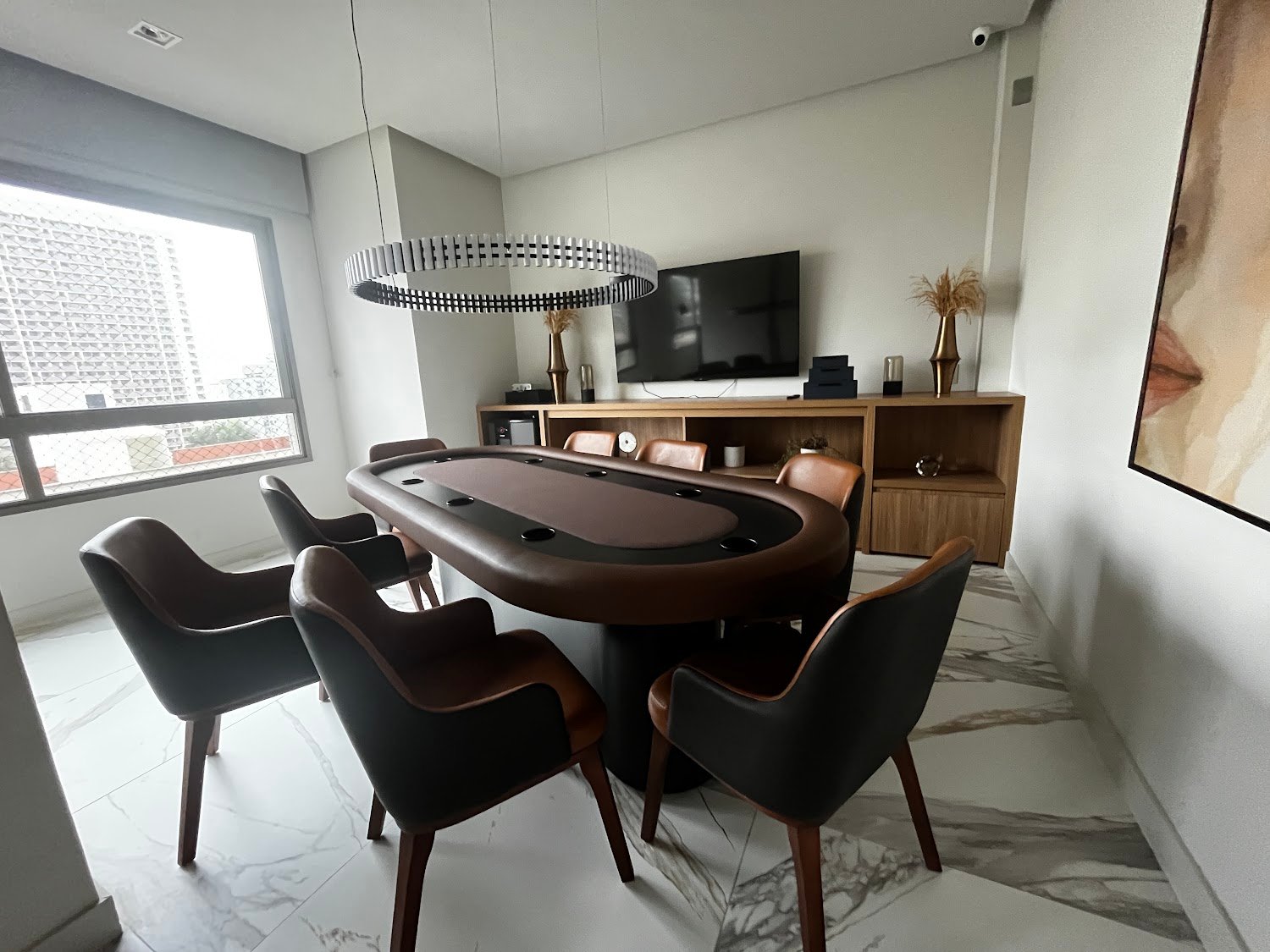 Foto real da sala de jogos adulto do Living Heredità Alto do Ipiranga, com mesa de poker