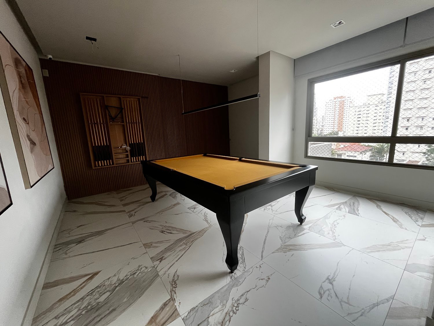 Foto real da mesa de sinuca na sala de jogos do Living Heredità Alto do Ipiranga