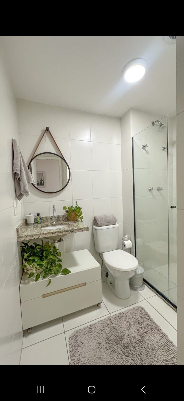 Banheiro com box de vidro no apartamento de 69,70 m2 do Voxy Ipiranga