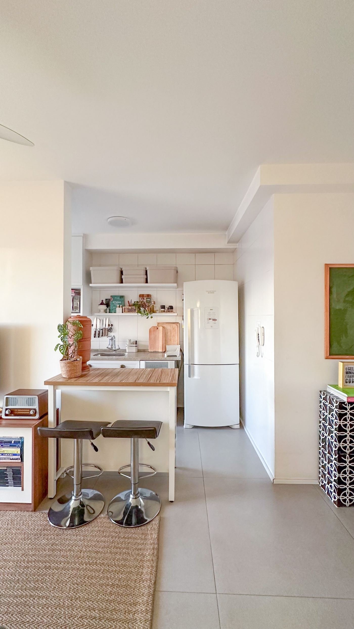 Cozinha com bancada no apartamento de 69,70 m2 do Voxy Ipiranga
