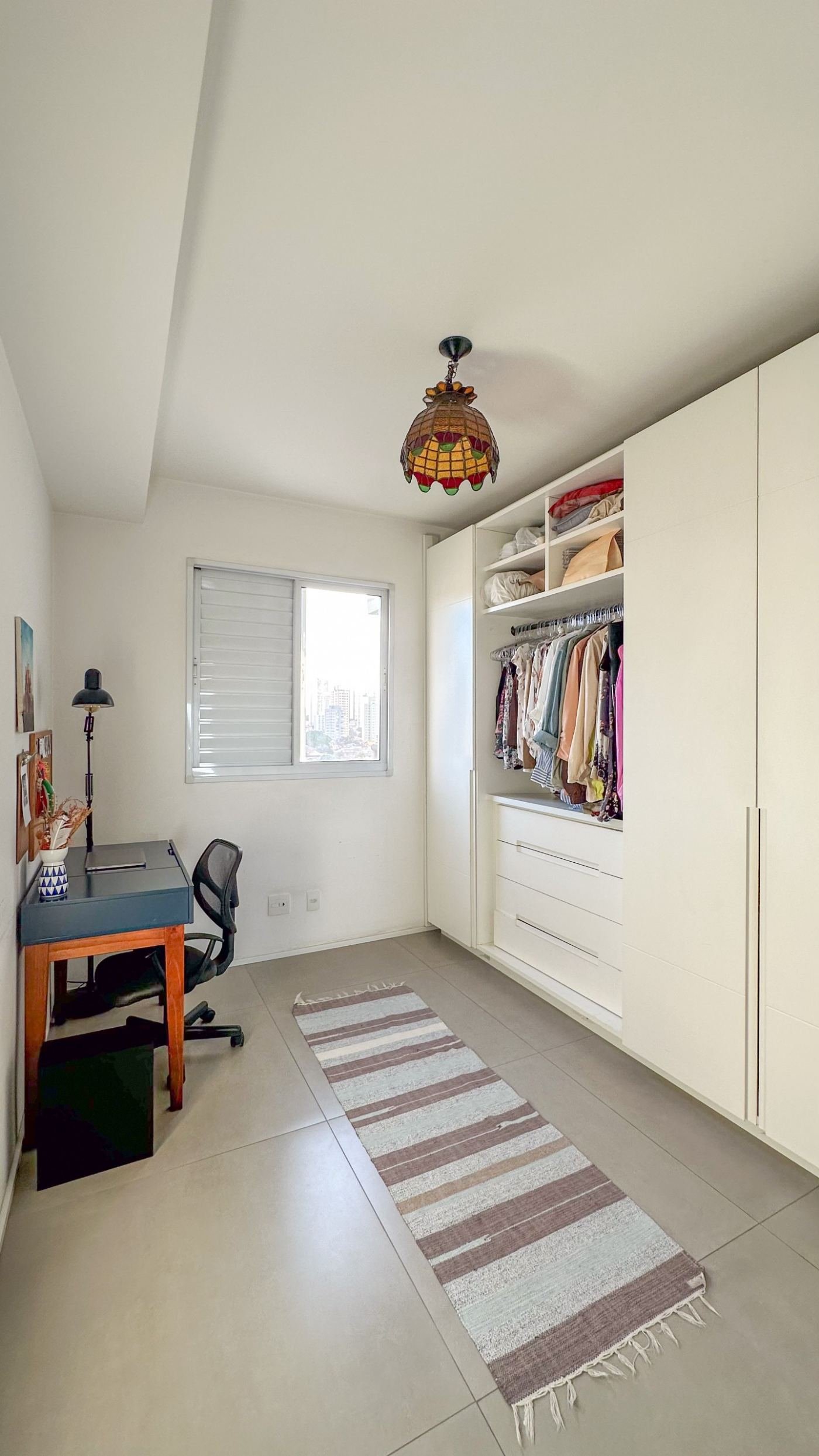 Sute com armrios planejados no apartamento de 69,70 m2 do Voxy Ipiranga