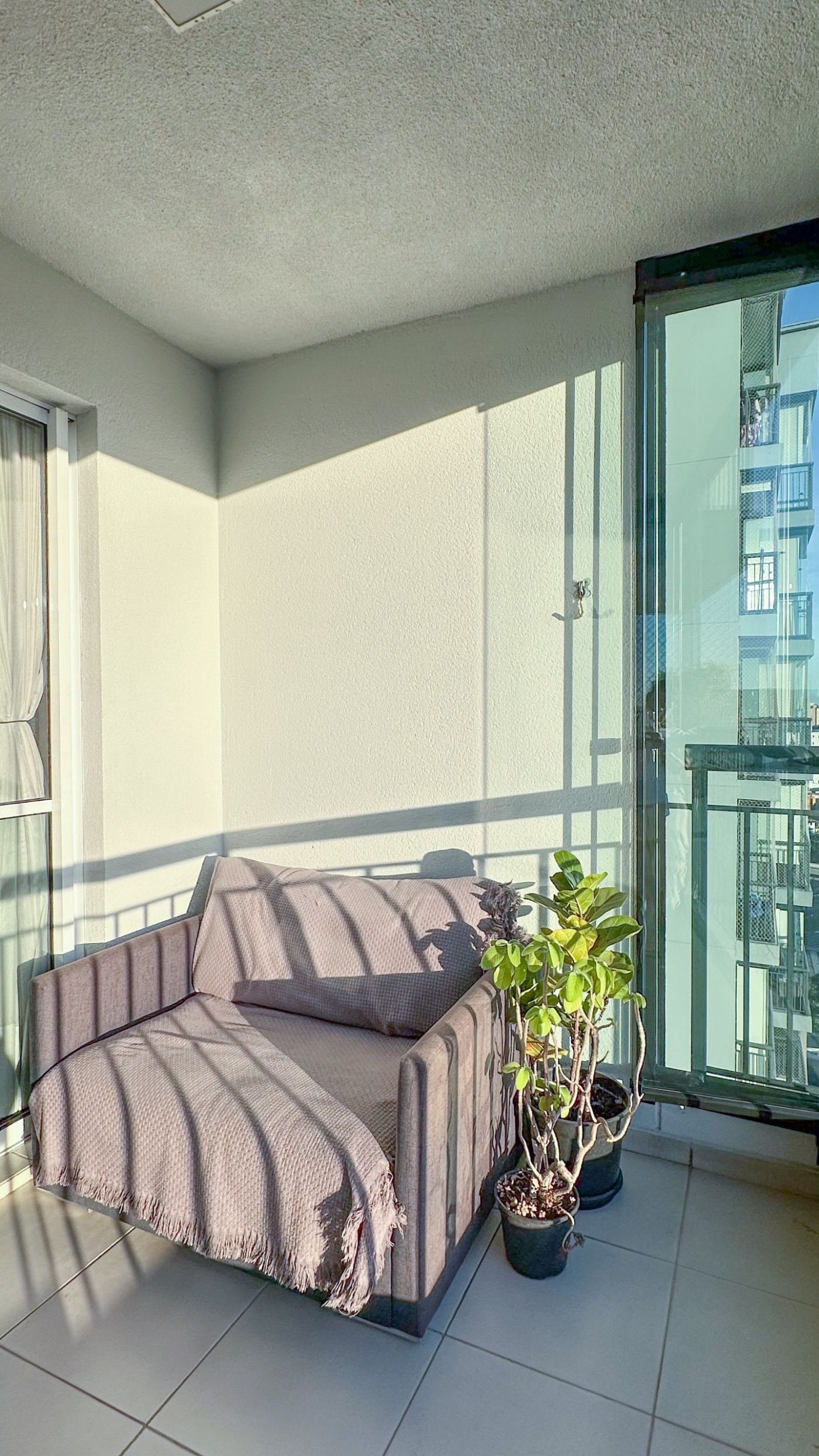 Varanda envidraada como extenso da sala no apartamento de 69,70 m2 do Voxy Ipiranga