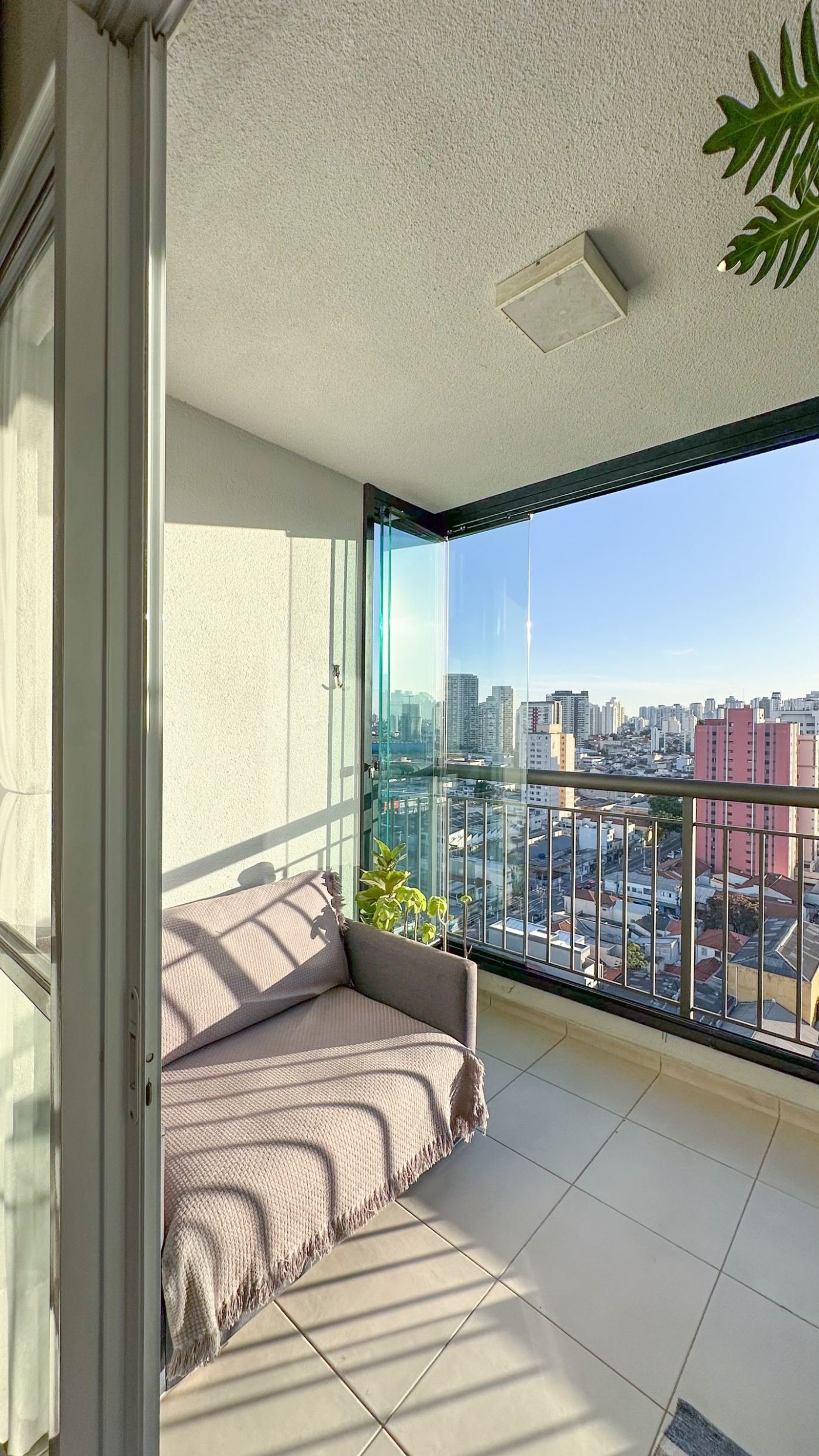 Varanda envidra&ccedil;ada com vista aberta da cidade no apartamento de 69,70 m&sup2; do Voxy Ipiranga