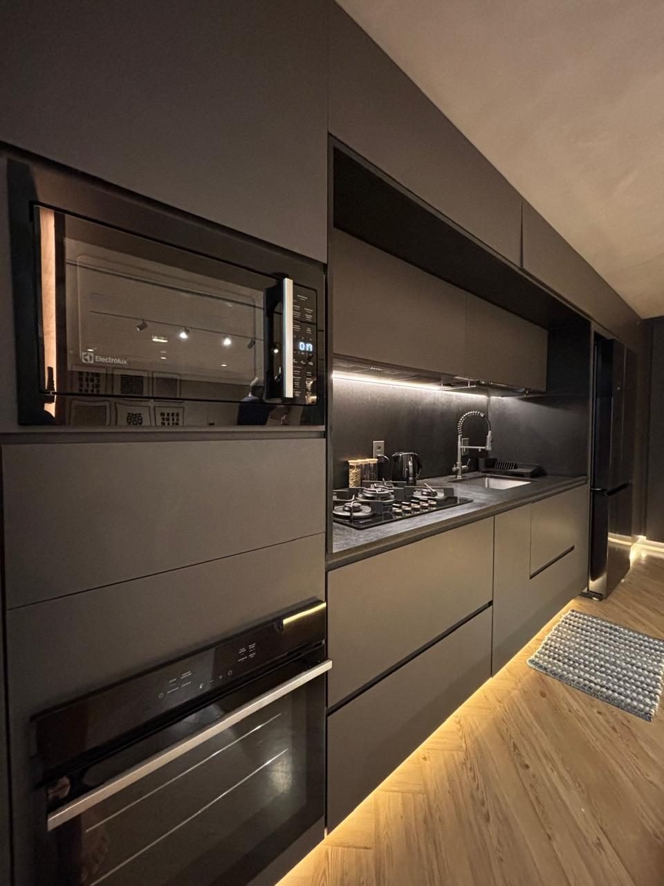 Forno e micro-ondas embutidos e cooktop na cozinha planejada