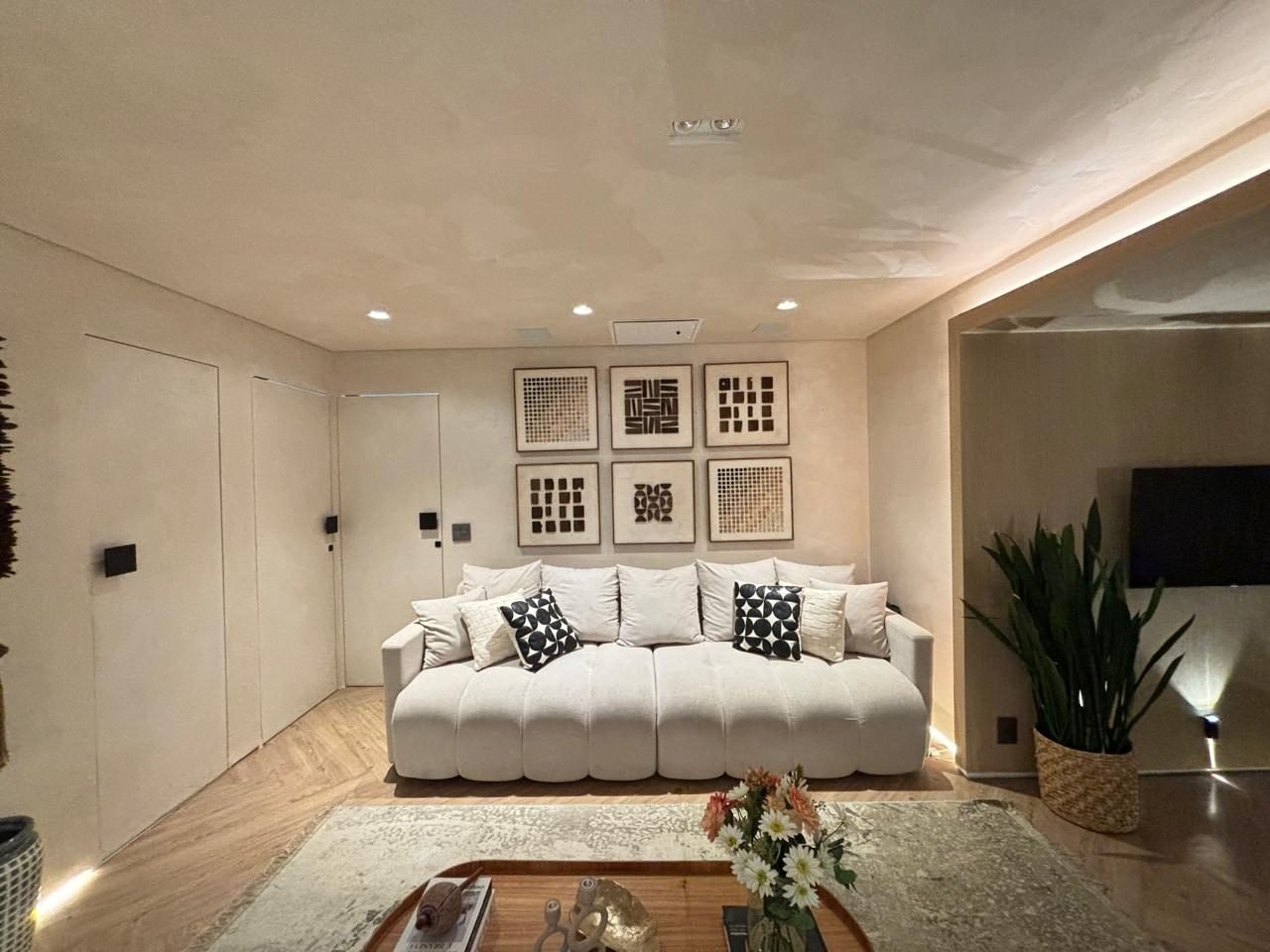 Sala de estar com sofá e iluminação indireta