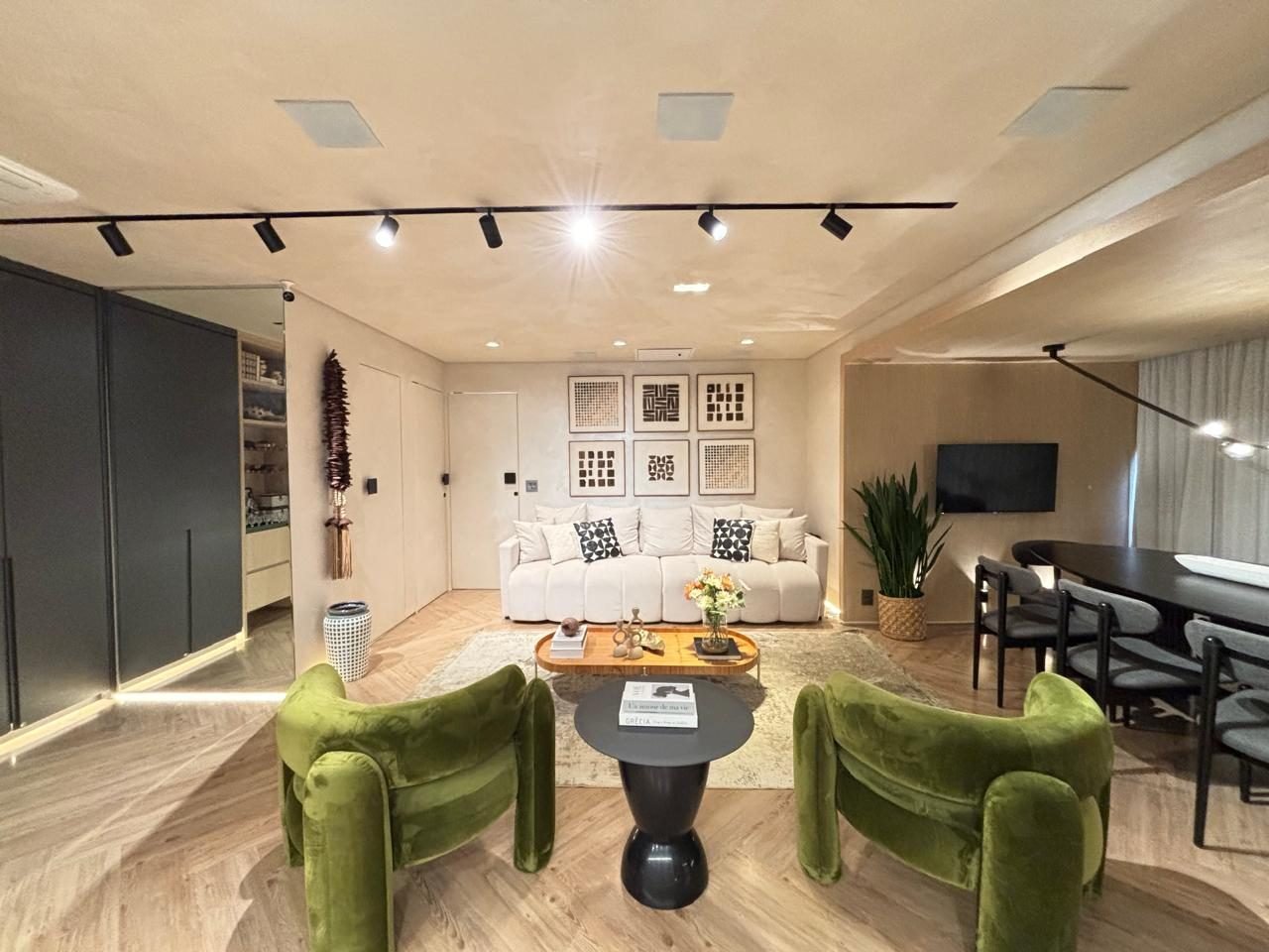 Estar com poltronas e mesa de centro
