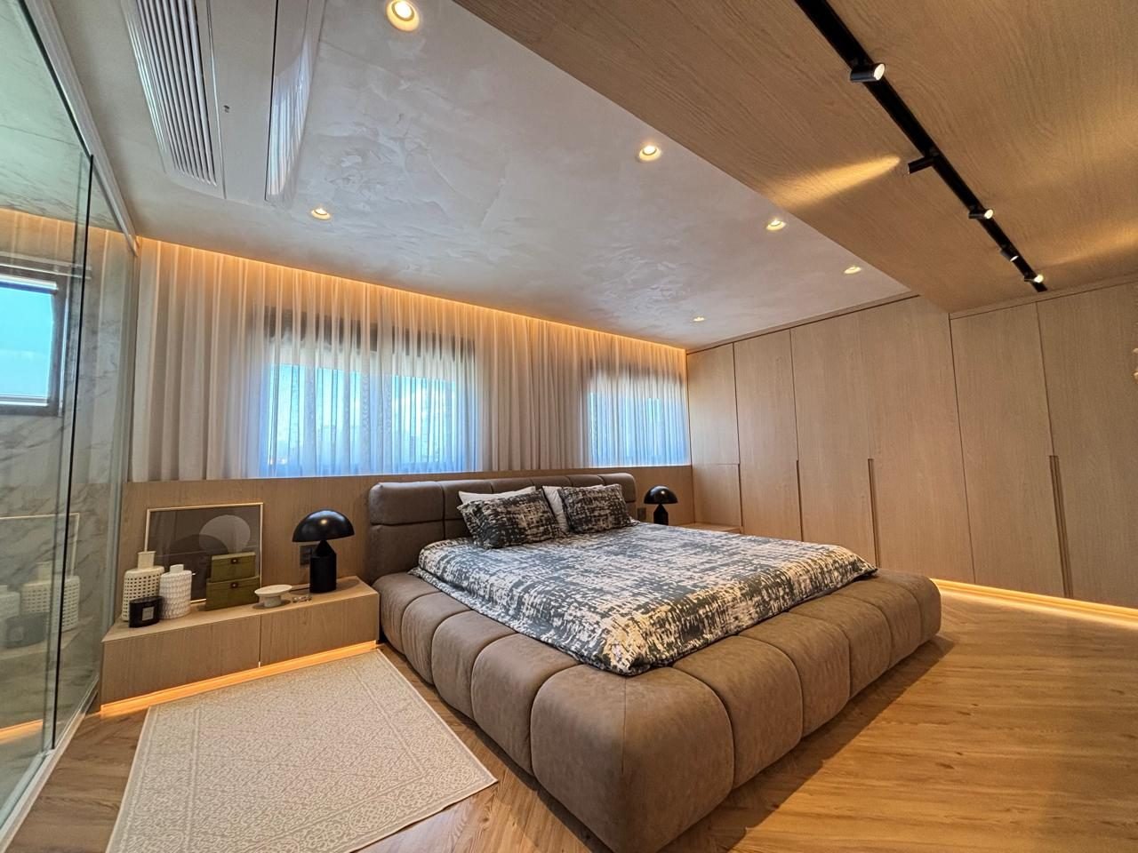 Suíte master com cortinas do piso ao teto
