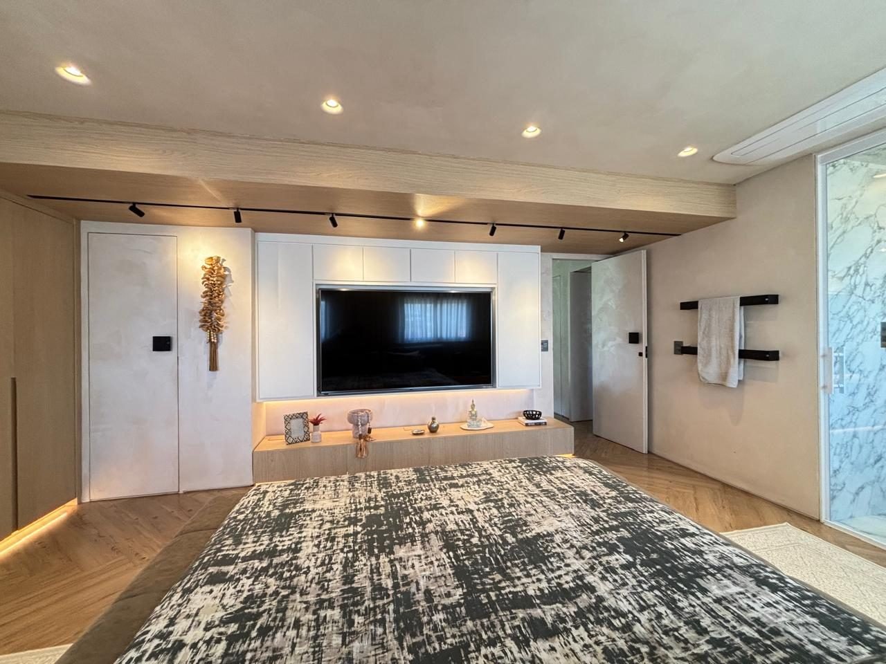 Painel de TV com nicho iluminado para home theater
