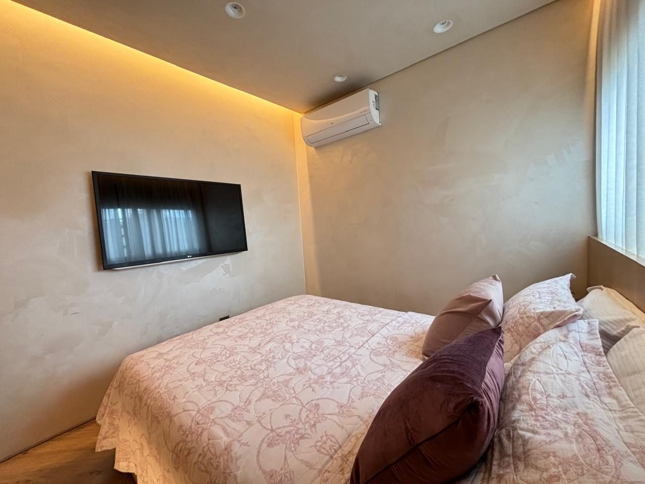 Quarto com ponto de TV e ar-condicionado